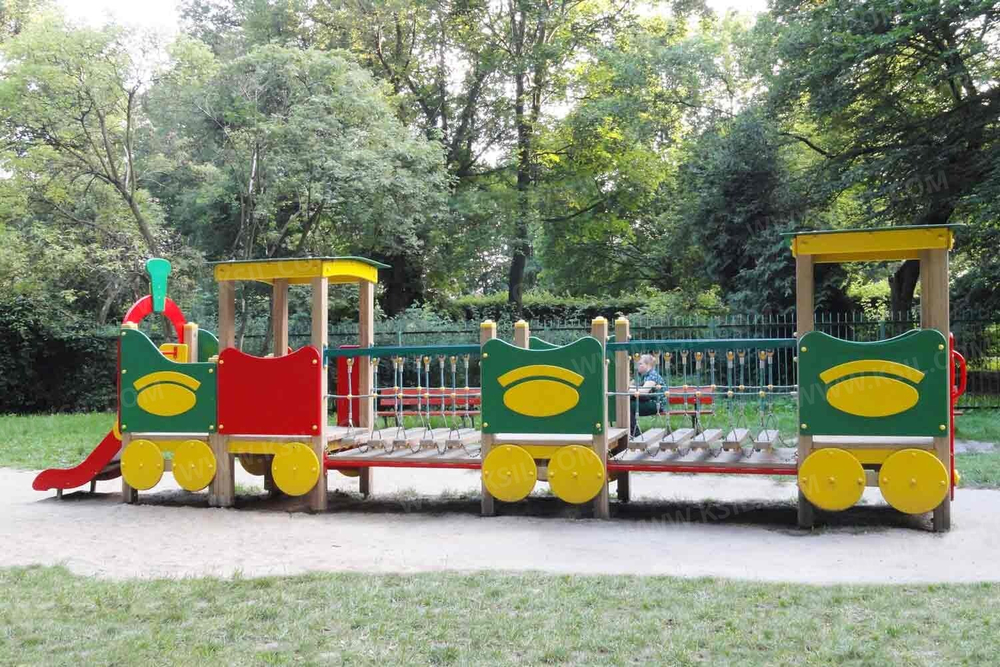 Детский игровой комплекс «Паровозик с двумя вагончиками»