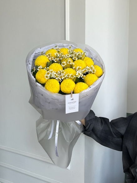 Букет из одноголовой хризантемы и ромашки