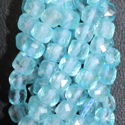 Топаз голубой куб юв.огранка бусины 4мм