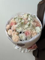 предзаказ - сборный букет из хризантемы, маттиолы, кустовых пионовидных роз и диантусов крем - размер M