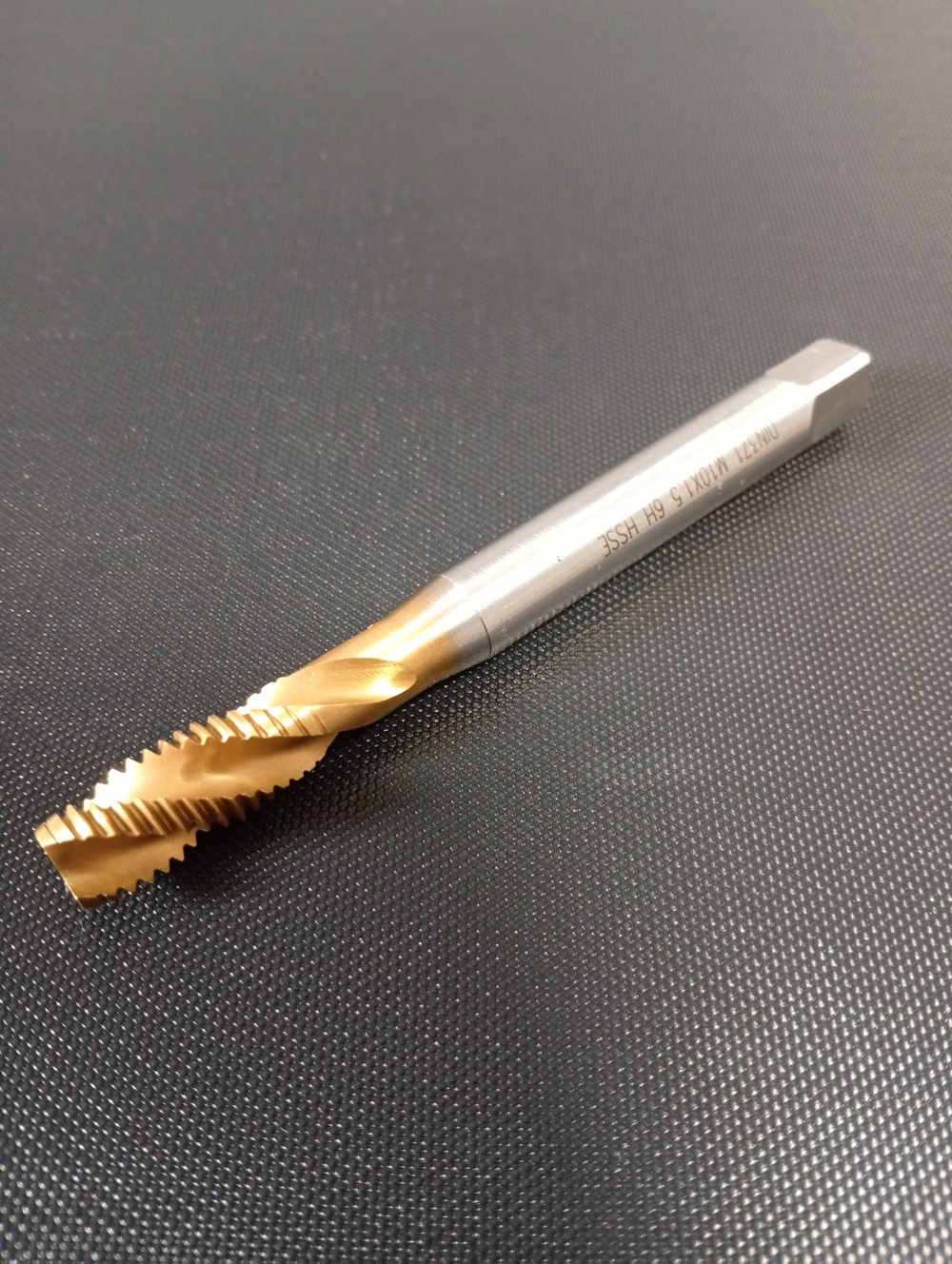 Метчик машинно-ручной М10х1.0 DIN 374 HSSE для глухих отверстий с винтовой канавкой с покрытием TiN