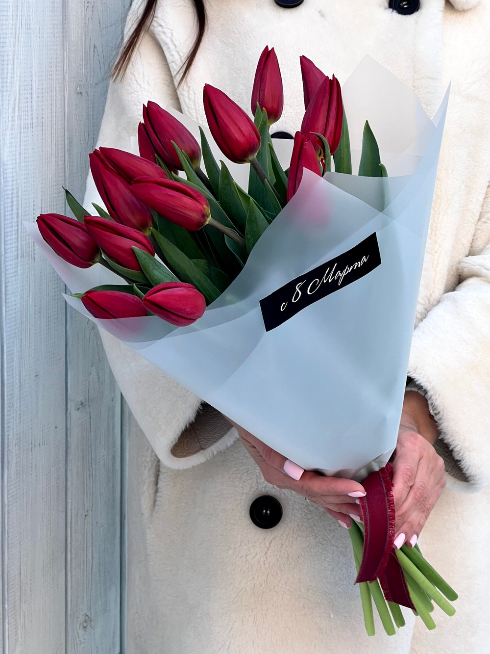 Эффектные красные тюльпаны в стильном букете от Флора Маркет