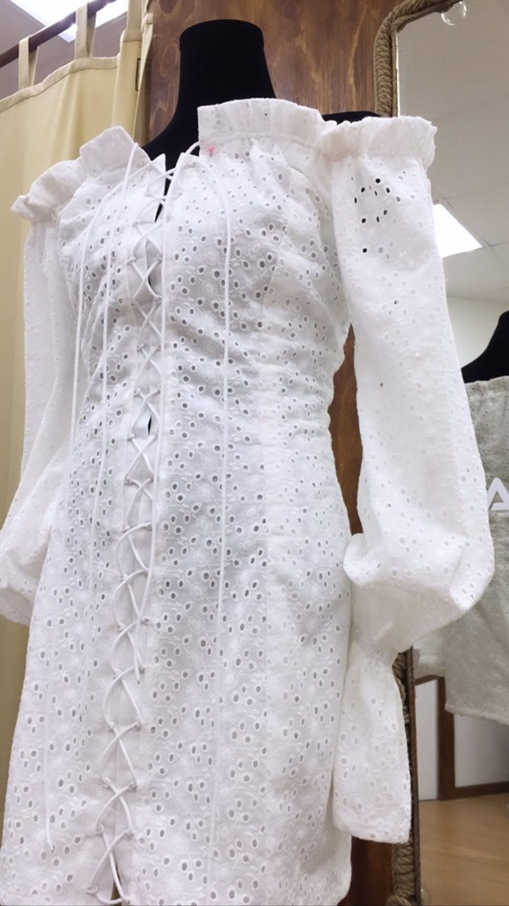 Платье со шнуровкой из шитья на подкладе