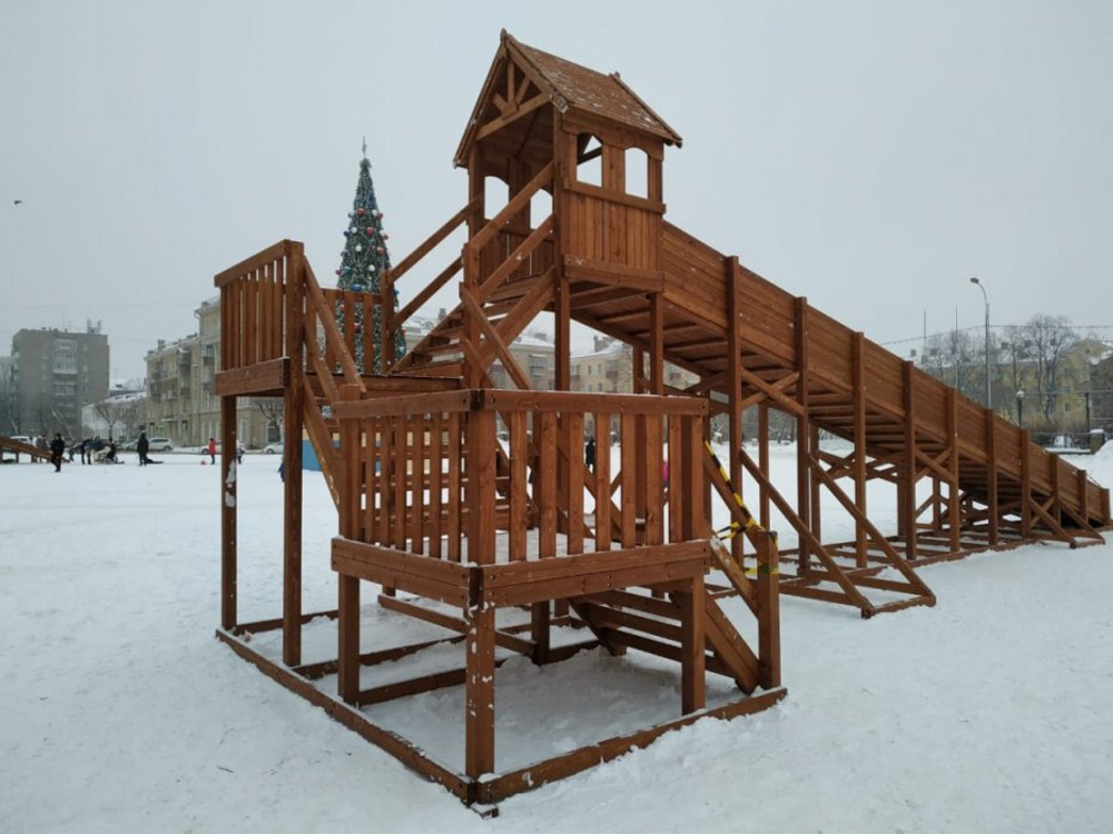 Зимняя деревянная заливная горка Теремок