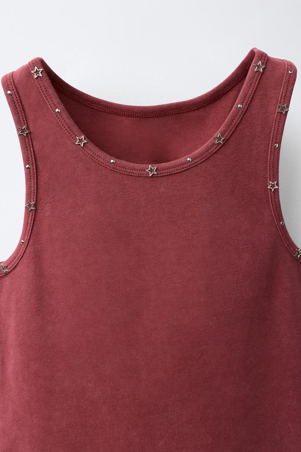 ZARA ФУТБОЛКА С ЗАКЛЕПКАМИ И ЗВЕЗДАМИ, ГРАНАТОВЫЙ