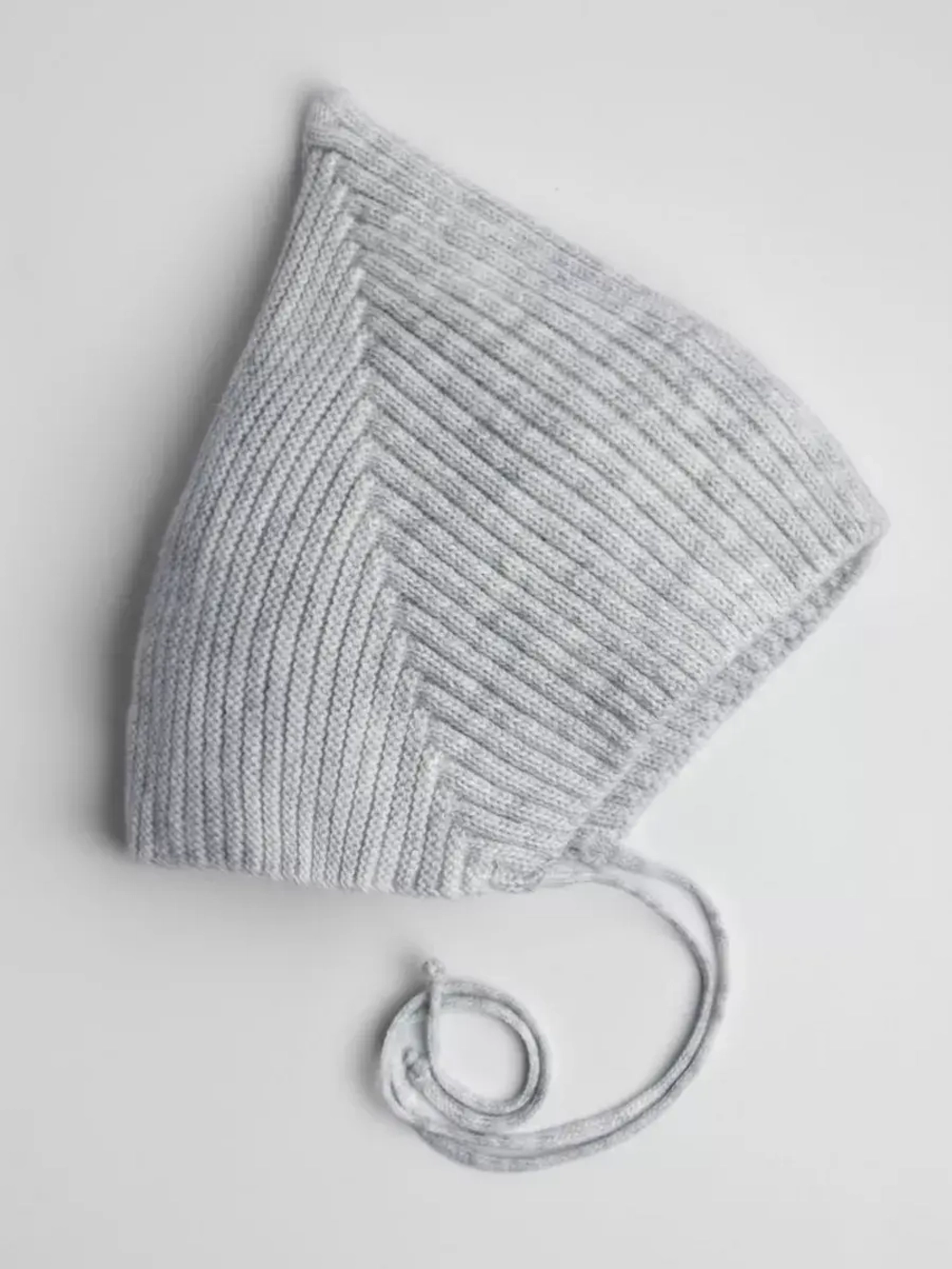 Чепчик детский вязаный на завязках