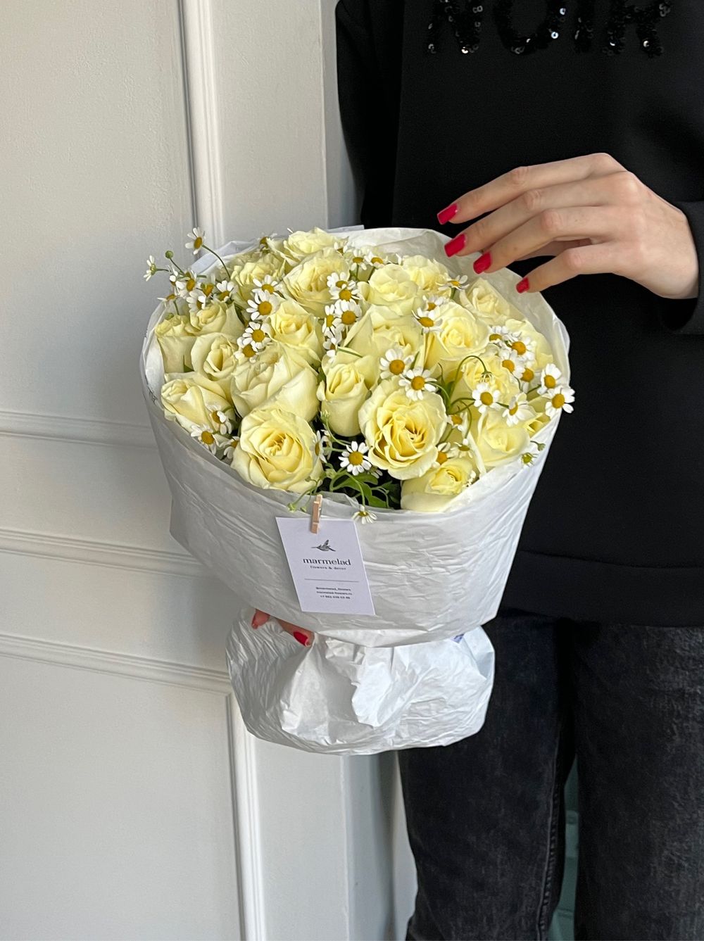 Авторский букет из 25 роз с ромашкой