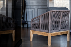 "Канны" кресло плетеное из роупа, основание дуб, роуп коричневый круглый, ткань темно-серая 027