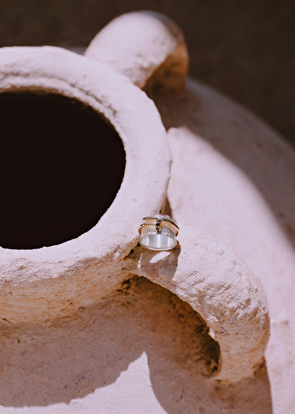 Кольцо «Паку» с золотым гвоздем и черными цирконами