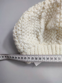 Берет молочный вязаный