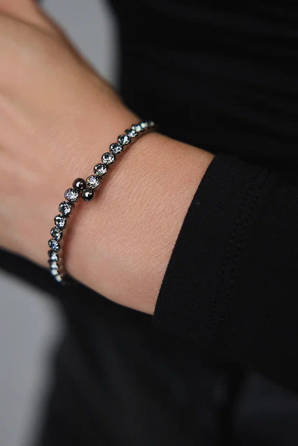 Браслет жесткий из кристаллов Swarovski в оттенке графит