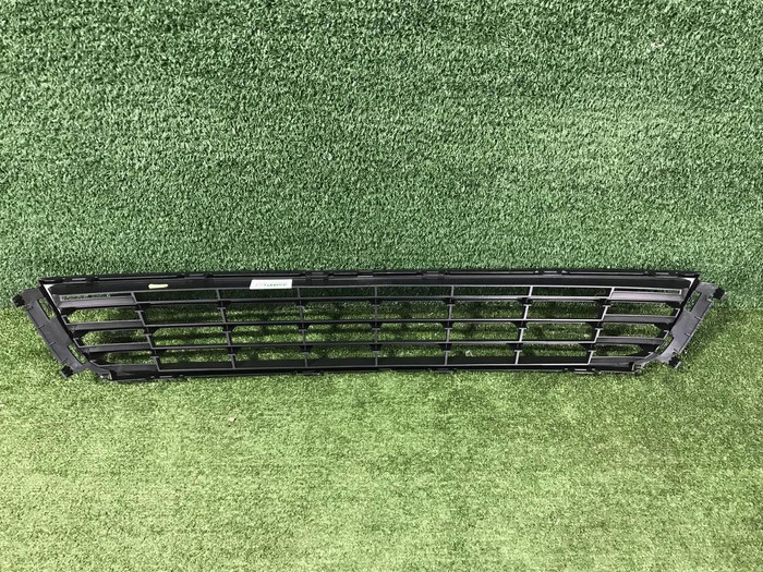 Решетка переднего бампера VW Polo Sedan (2010-2015)