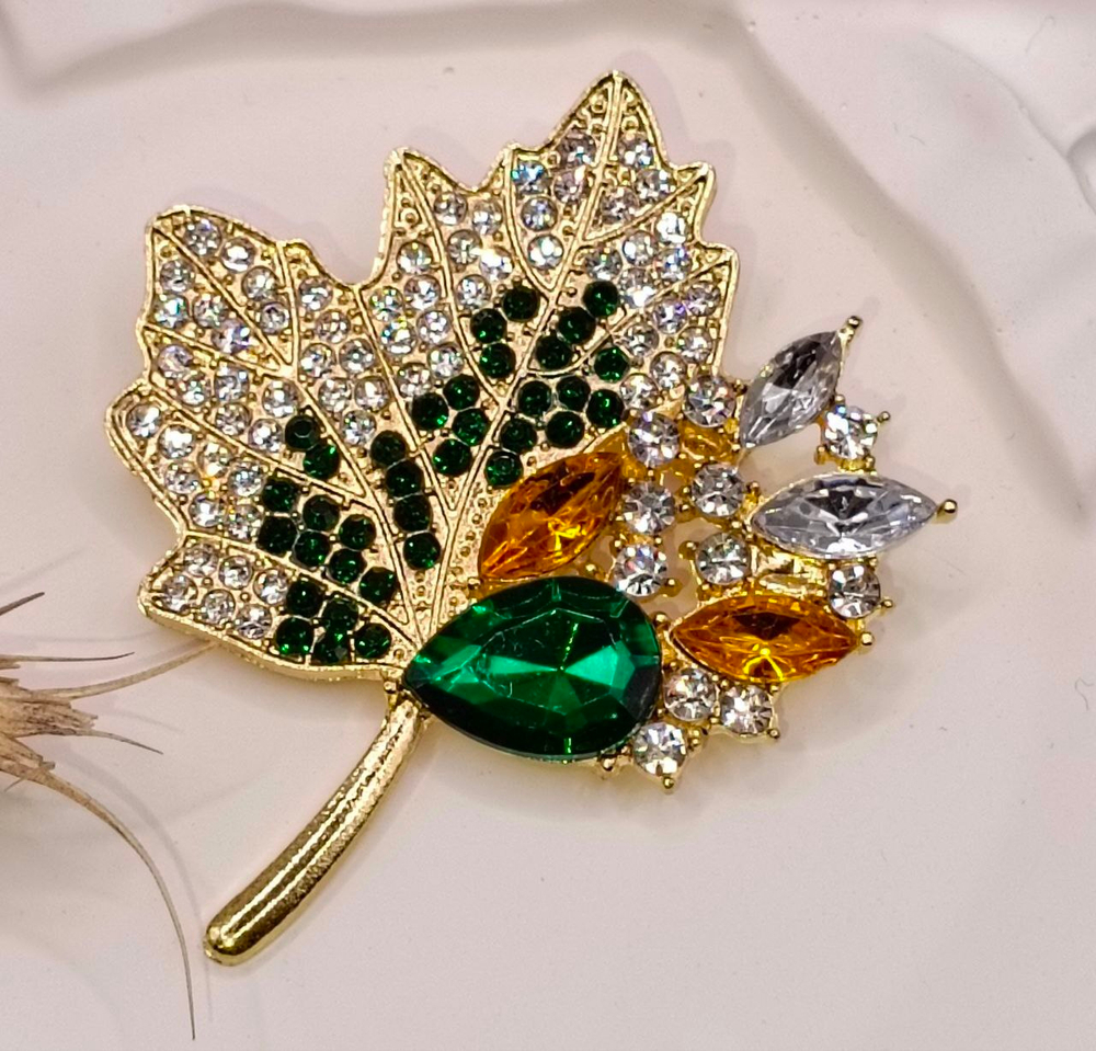 Брошь "Кленовый лист со стразами"