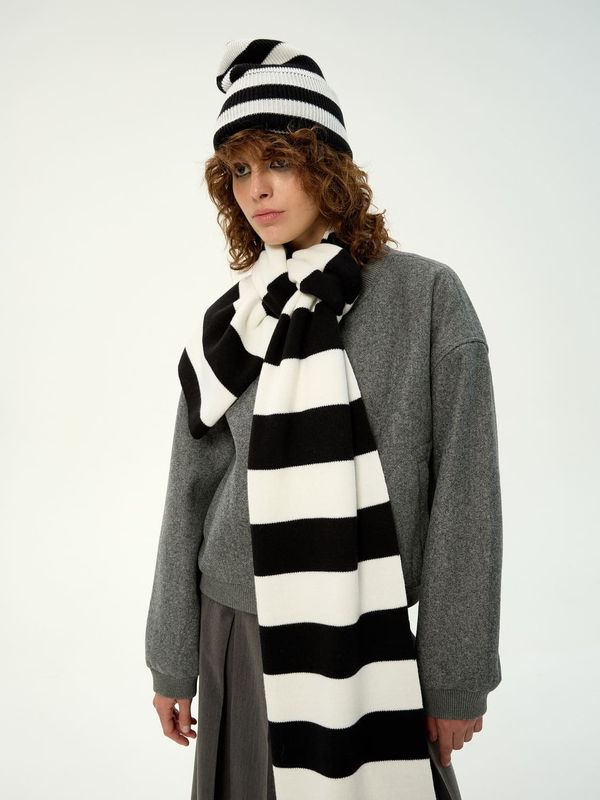 Шапка в полоску черно-белая - фото 4