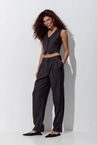 Брюки бананы в полоску темно-серого цвета