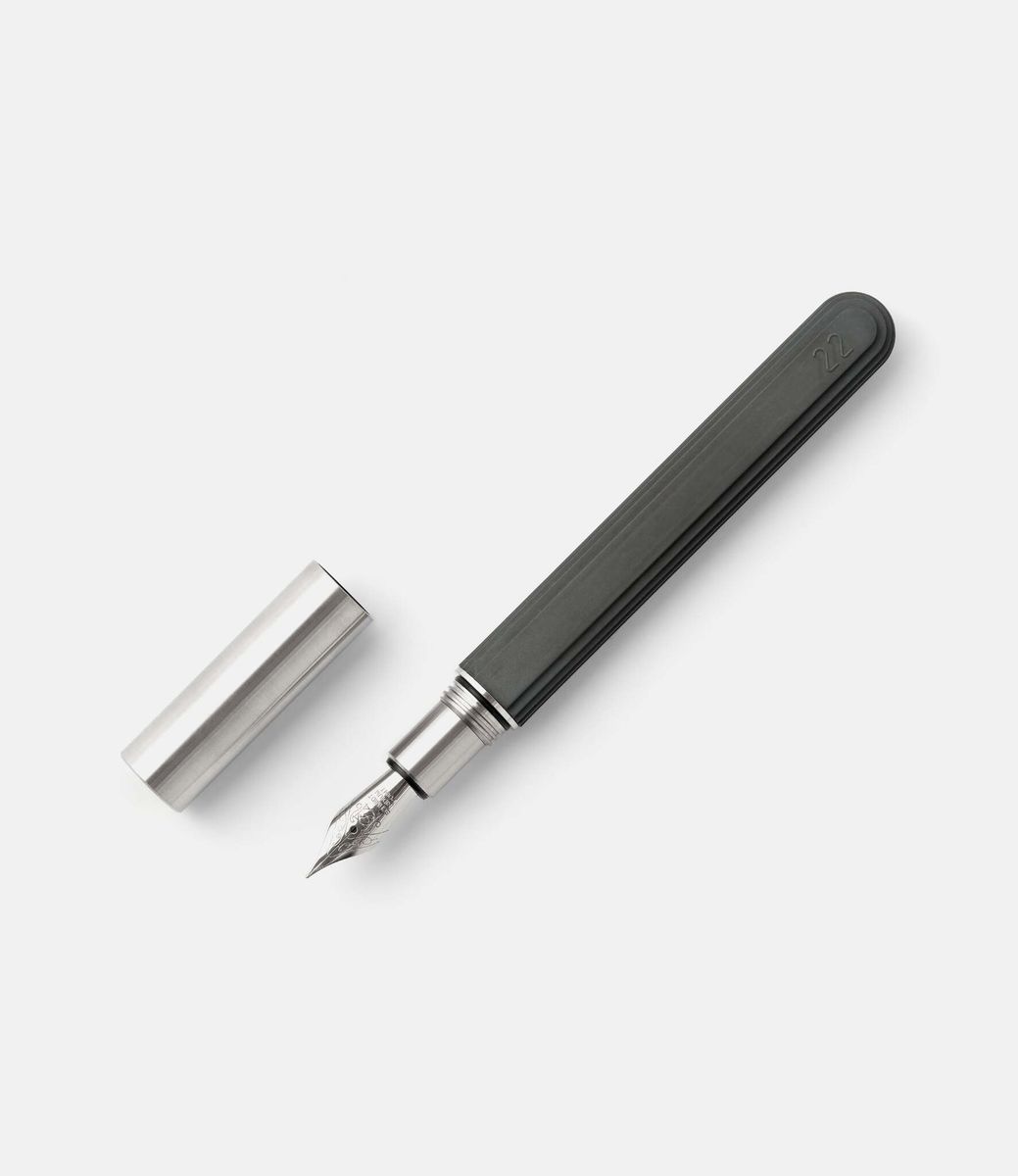 22 Studio Contour Fountain Pen Dark Grey — перьевая ручка из бетона