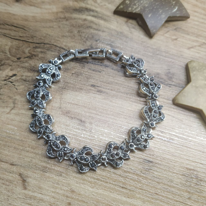 Браслет Vogue Королевская лилия большая стразы графитовые металл серебристый на красном бархате