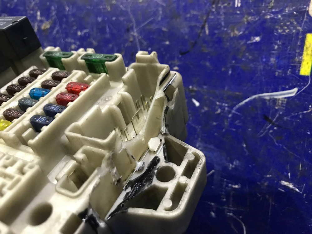 Блок предохранителей салонный MITSUBISHI LANCER 2002