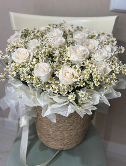 Композиция из белых роз и ромашек в кашпо