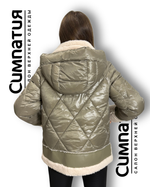 Куртка-кожанка до -20 в оливковом цвете с декоративным воротником и деталями