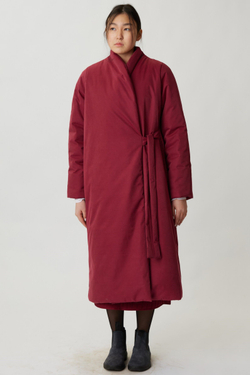 Зимнее пальто на запах из бордовой бархатистой мембраны