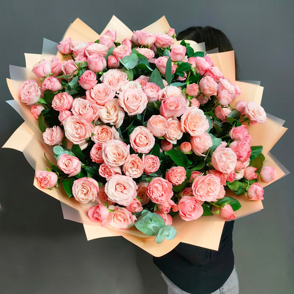 Букет из кустовых пионовидных роз сорта "Madam Bombastic" с эвкалиптом