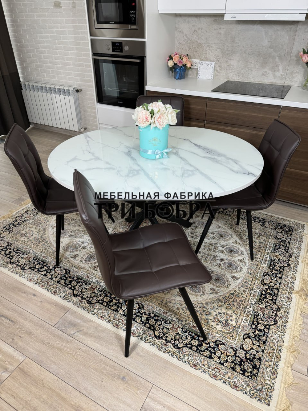 Круглый стеклянный раздвижной стол "Серый мрамор 262" и стулья "ГУЧИ" коричневый