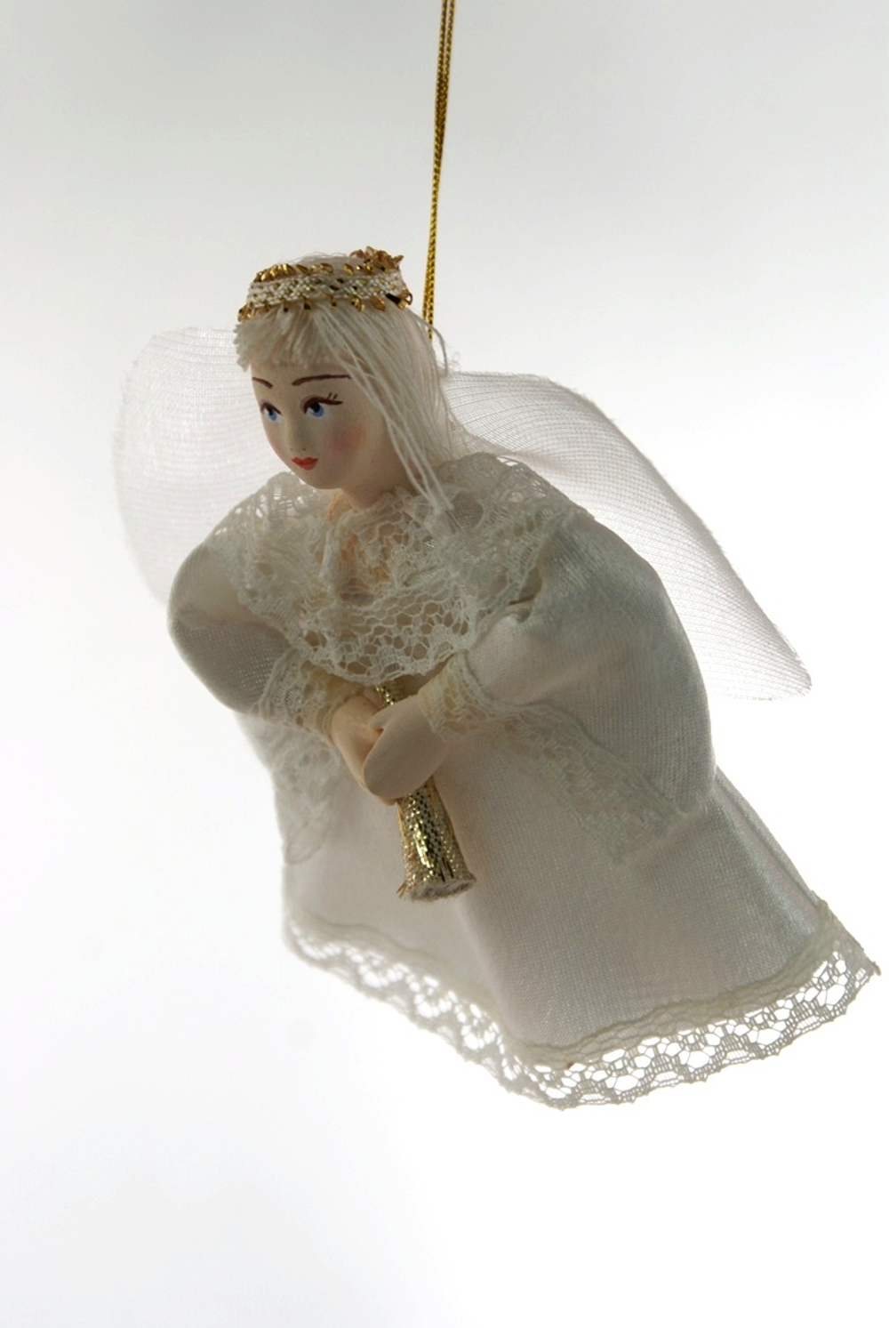 Потешный промысел кукла-подвеска Летящий ангелочек с трубой.