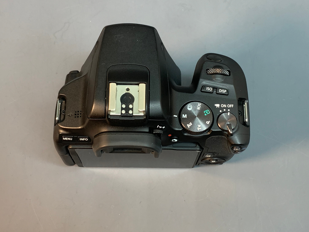 Canon 250D Kit 18-55mm STM 22.000 кадров