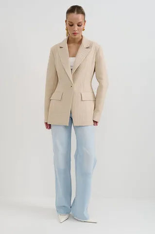 Приталенный жакет со стежкой бежевого цвета