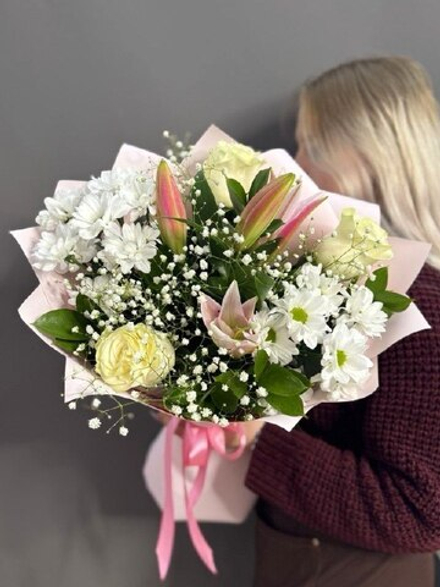 Авторский букет с лилией