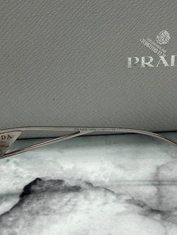 Солнечные очки Prada