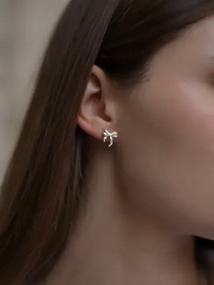 Серьги-пусеты Бантик из серебра 925 пробы, life фото на девушке.