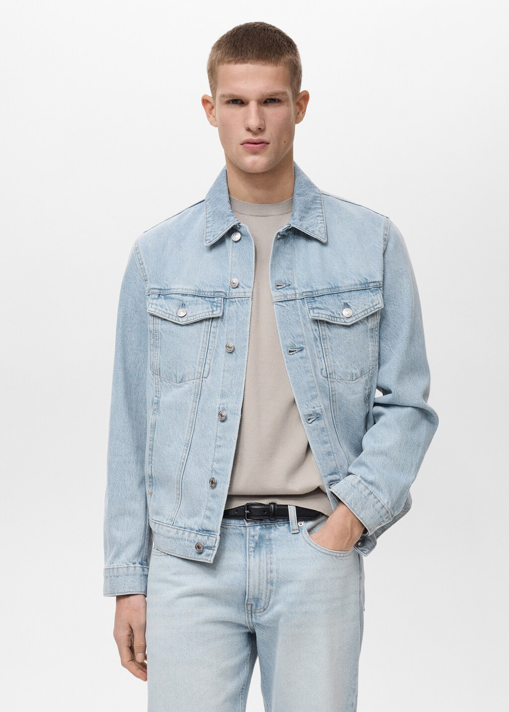 Джинсовая куртка с карманами