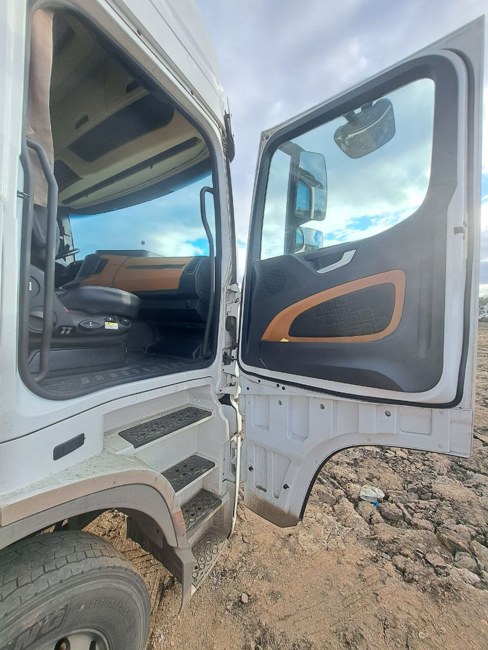 Shacman (Shaanxi) SX* 4x2 Седельный тягач SX4188YY381 (Дизельный, 12,5 л, 480 л.с., АТ)
