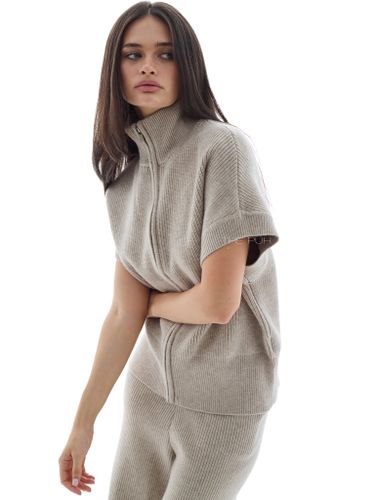 Бежевый трикотажный костюм с жилетом