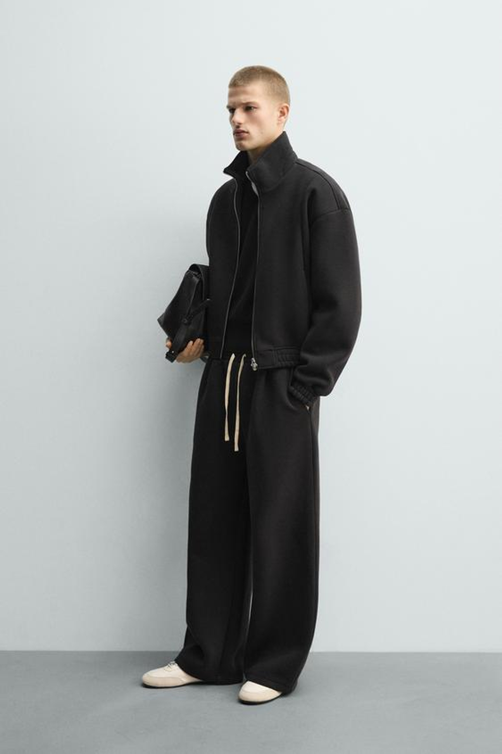 ZARA ТЕХНИЧЕСКИЕ БРЮКИ-ДЖОГГЕРЫ СО СКЛАДКАМИ, ЧЕРНЫЙ