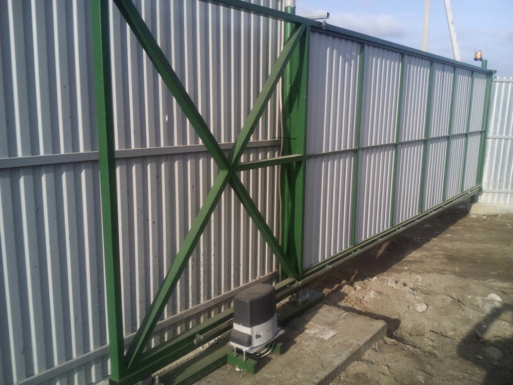 Откатные ворота под проём 4000 мм, высота 2000 мм.