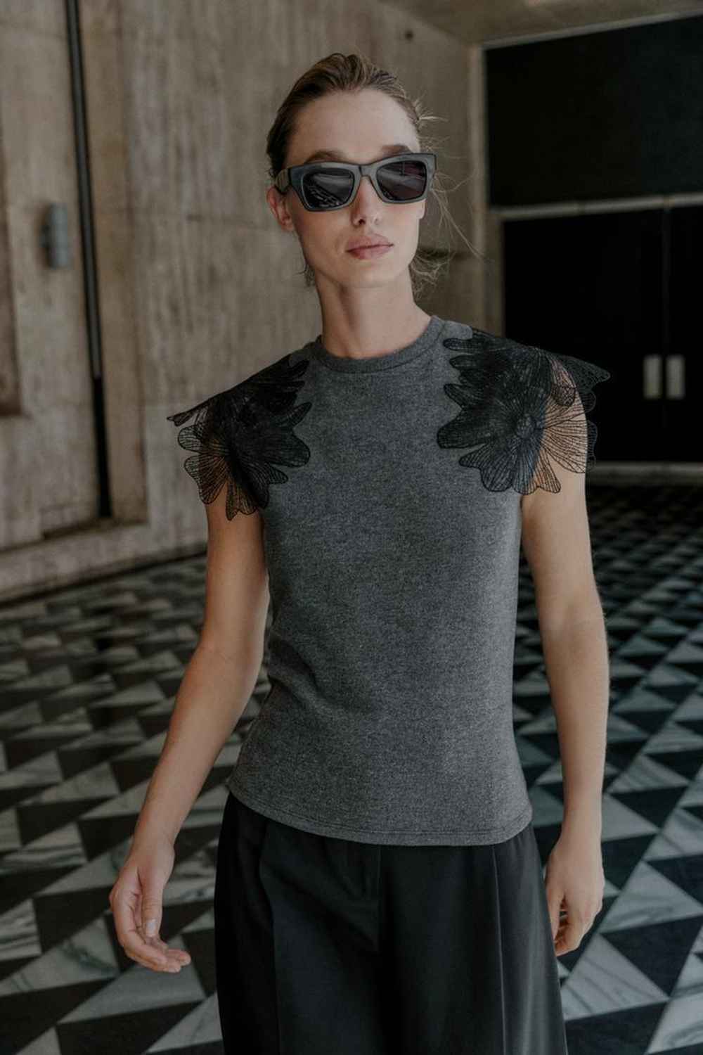 ZARA ТОП В РУБЧИК С ЦВЕТАМИ, СЕРЫЙ