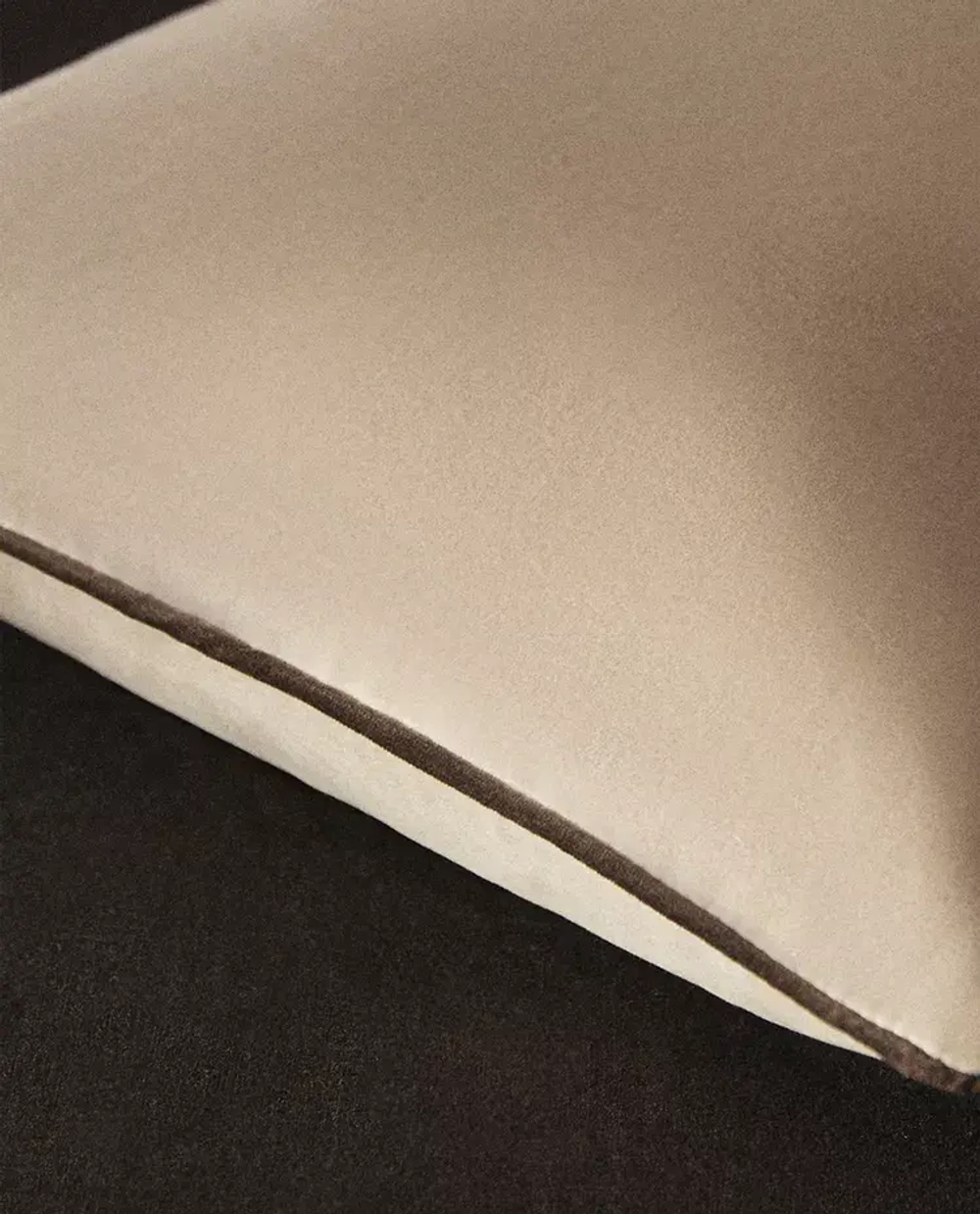 ZARA HOME БАРХАТНАЯ НАВОЛОЧКА ДЛЯ ДЕКОРАТИВНОЙ ПОДУШКИ, КАМЕННЫЙ