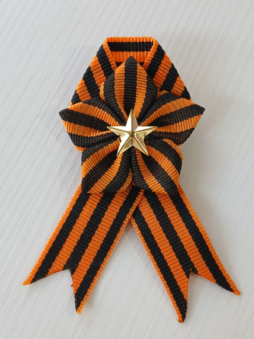 Брошь на 9 мая (Цветок чёрно-белый) из георгиевской ленты