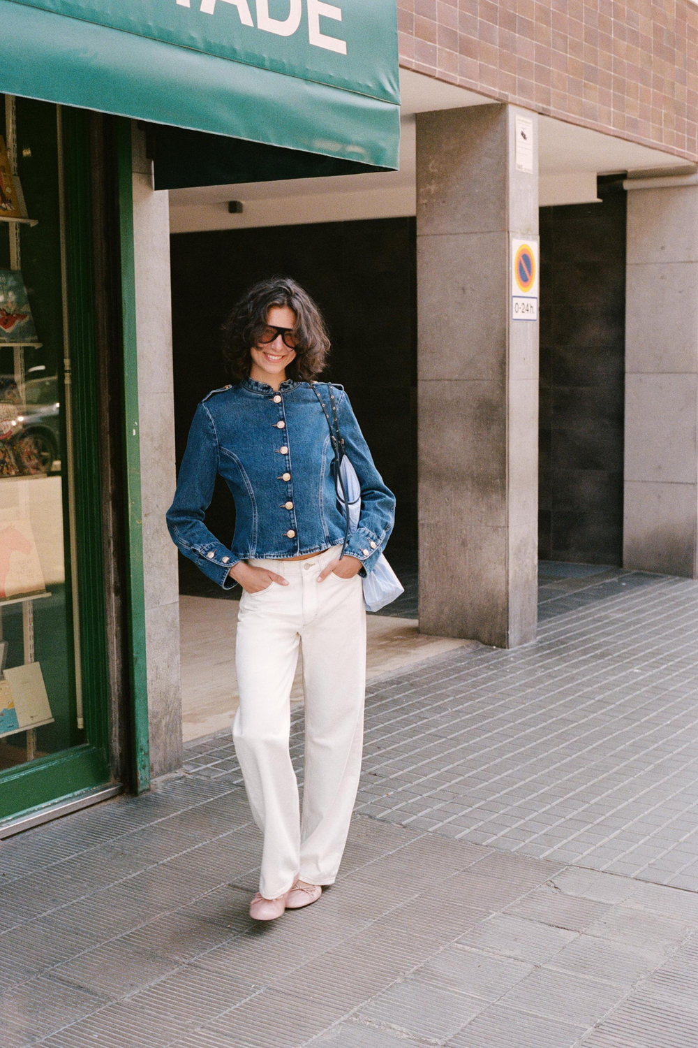 ZARA ДЖИНСОВАЯ КУРТКА Z1975 С ЗОЛОТЫМИ ПУГОВИЦАМИ, ВЫЦВЕТШИЙ СИНИЙ