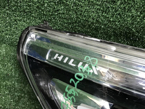Битая Фара правая Toyota Hilux 8 (2015-2020) LED