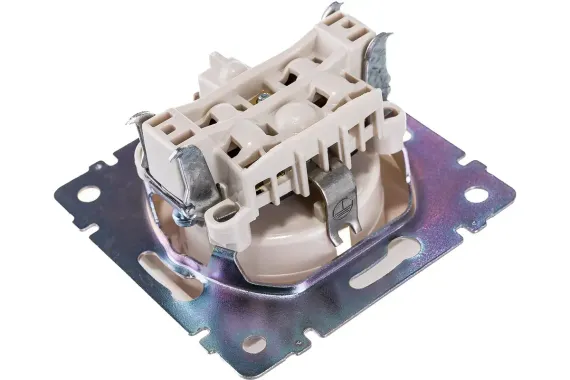 Розетка Legrand Valena с заземлением слоновая кость 04180