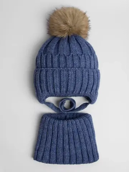 Шапка зимняя для мальчика на завязках и снуд