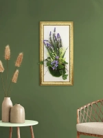 Искусственные цветы в багетной раме для декора
