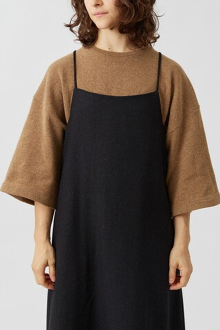 Платье на бретелях из черной плотной шерсти