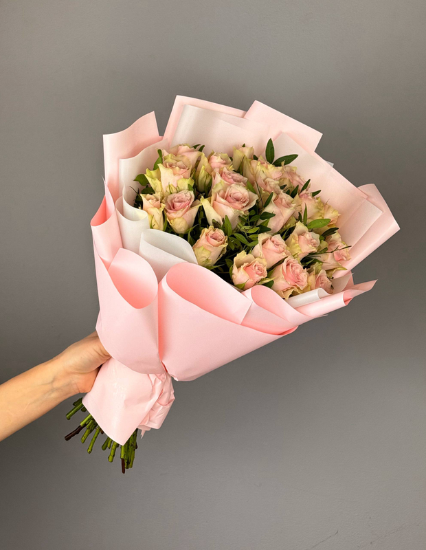 Букет из 21 розовой розы и веточек фисташки
