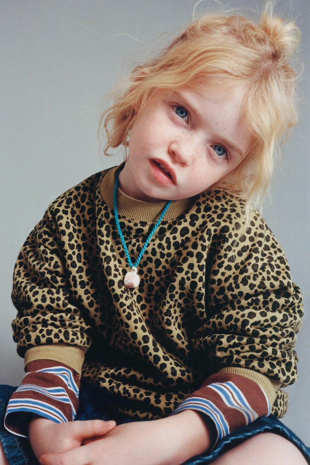 ZARA ТОЛСТОВКА ИЗ ПЛОТНОЙ ТКАНИ С АНИМАЛИСТИЧЕСКИМ ПРИНТОМ, ТЕМНО-БЕЖЕВЫЙ