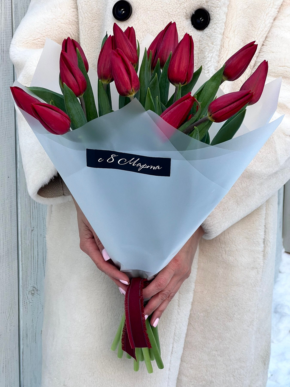 Эффектные красные тюльпаны в стильном букете от Флора Маркет